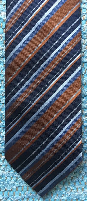 gravatas "clássicas às riscas".