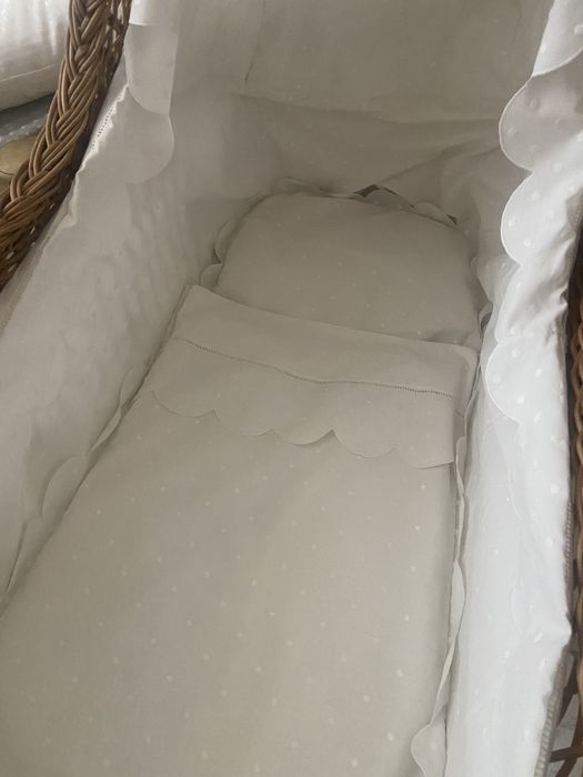 Berço artesanal em vime forrado a bordado inglês