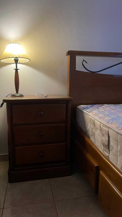 Conjunto Cama, Colchão e mesas de cabeceira