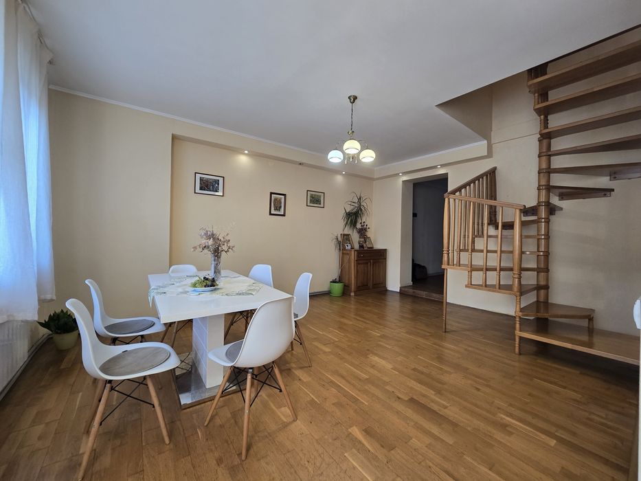 Продаж будинку-напівособняка розташований в спокійному районі міста