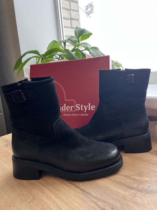 Продаж жіночих напівчоботів.