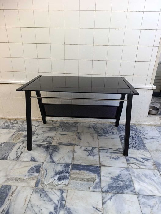Secretária com tampo de vidro