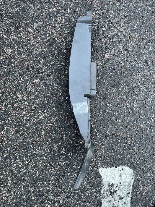 Уплотнитель крыла дверь-крыло правый Honda Insight 19-22