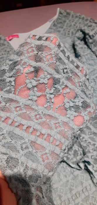 Turkusowa bluzka z broszką