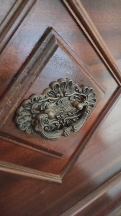 Baú com pegas em metal