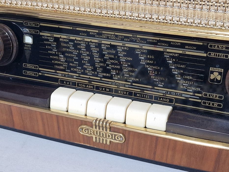 Rádio antigo reparado Grundig