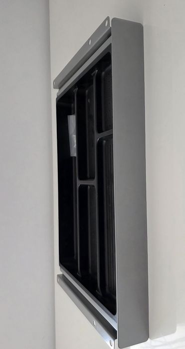 Metalowa szuflada do biurka