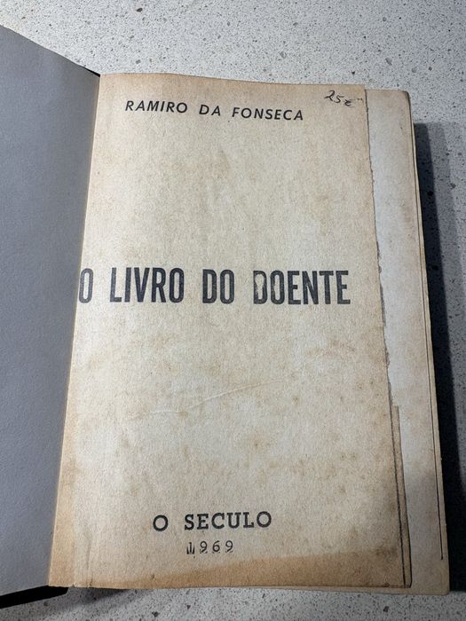 Antigo livro “O livro do doente” da editora O Seculo de 1969