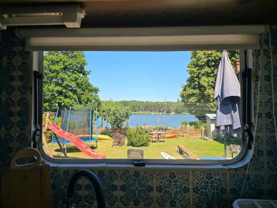 Domek holenderski nad jeziorem