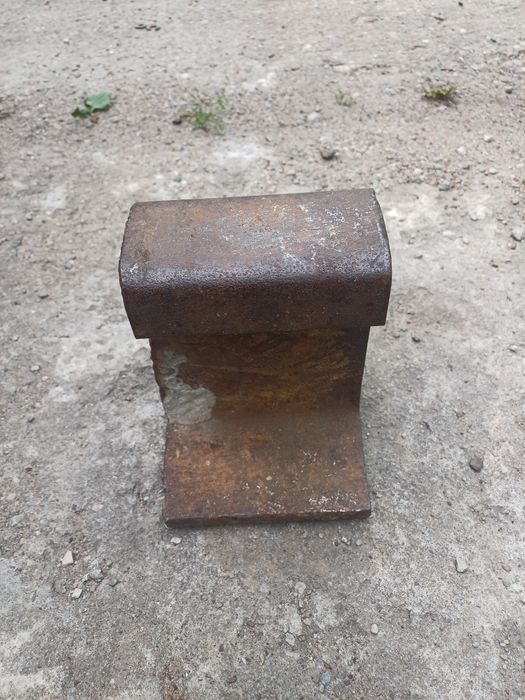 Kowadlo z szyny solidne.