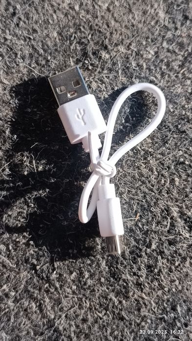 Телефонні зарядні кабелі.