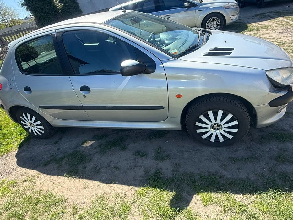Sprzedam samochód osobowy peugeot 206
