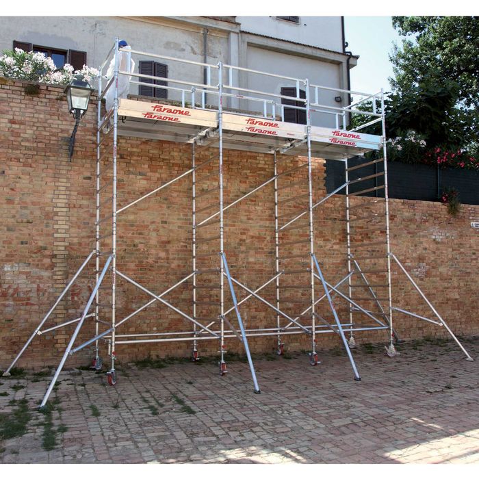 Wynajem rusztowań elewacyjnych (3000 m²) i aluminiowych.