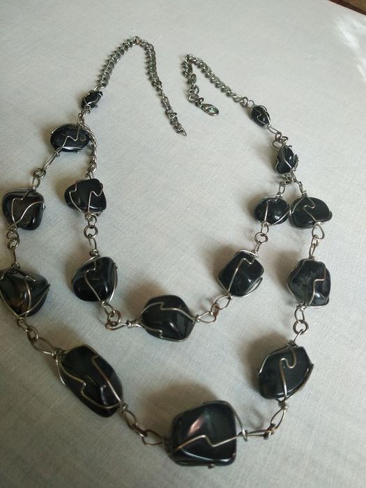 Кольє з необробленого чорного агату