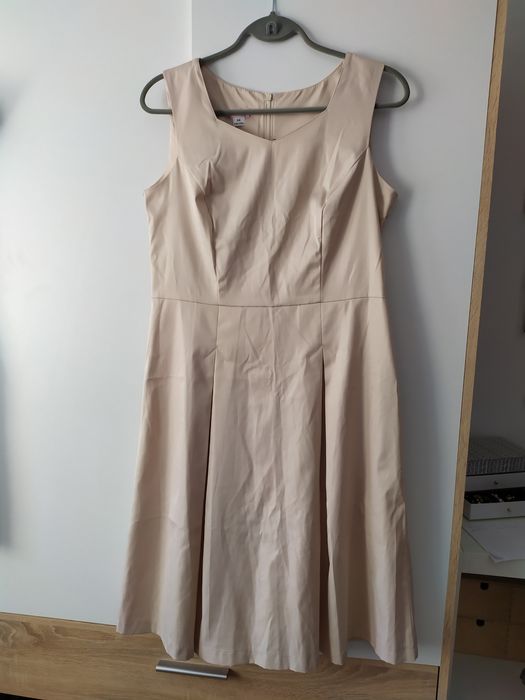 Sukienka kremowa na różne okazje