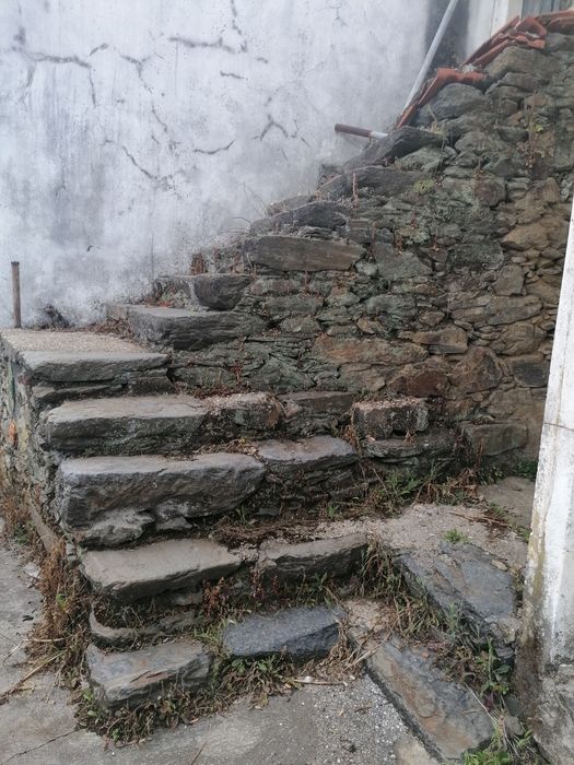 Casinha para reconstrução, às portas do Douro