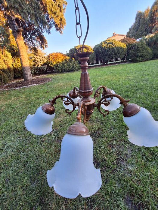 Żyrandol z epoki PRL klosze mleczne