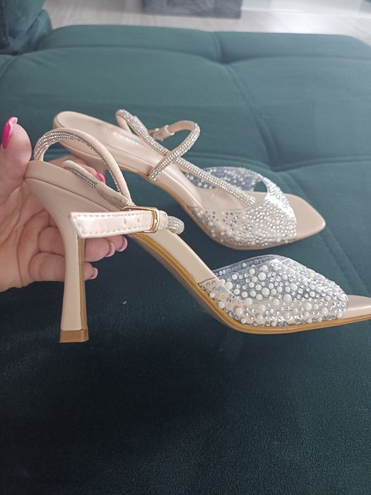 Nowe sandałki ze srebrnym zapięciem r.37