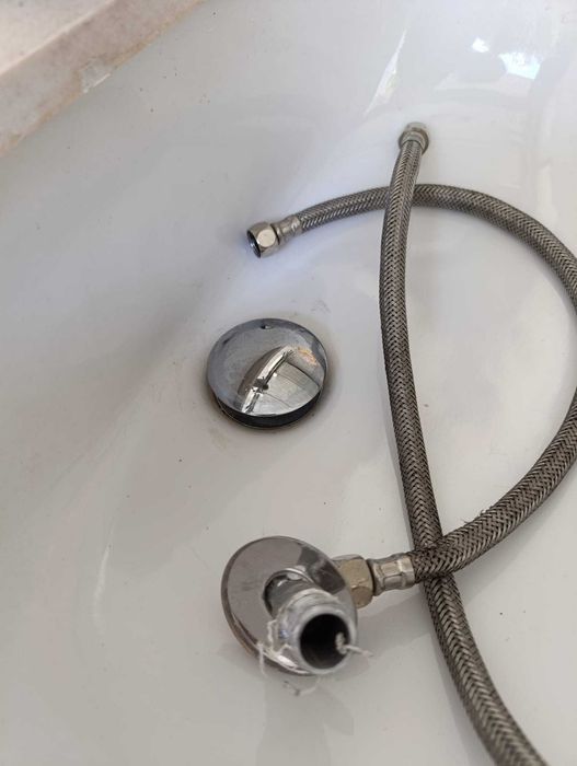 armário de casa de banho com lavatório e torneira misturadora