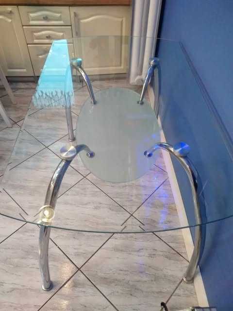 Szklany stół z metalowymi nogami