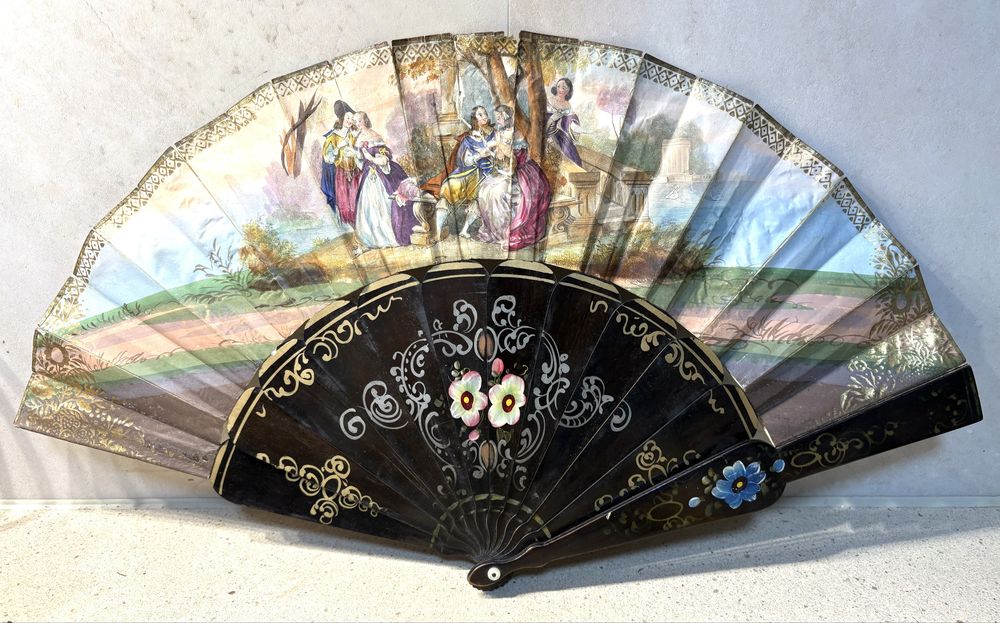 Lindo antigo leque francês pintado à mão com cenas românticas rococó