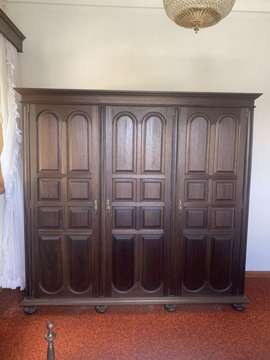 Conjunto de Quarto Clássico em Madeira Maciça – Elegância e Qualidade