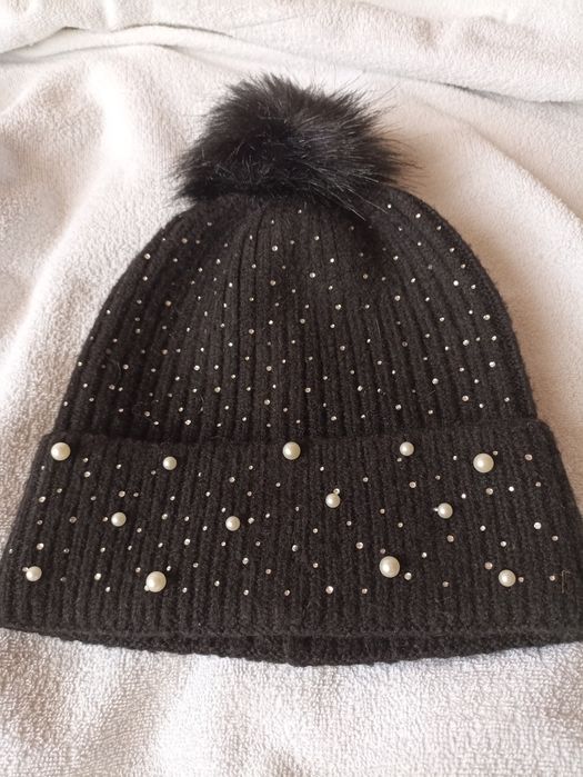 Жіноча шапка в'язанна