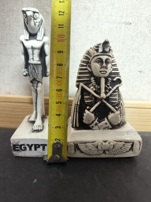 Lote 2 Estatuetas Egípcias Hórus e Fara
Conjunto de duas estatuetas de