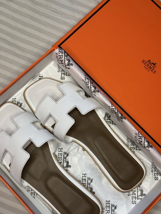 38-39 р Шльопки Hermes Білого кольору