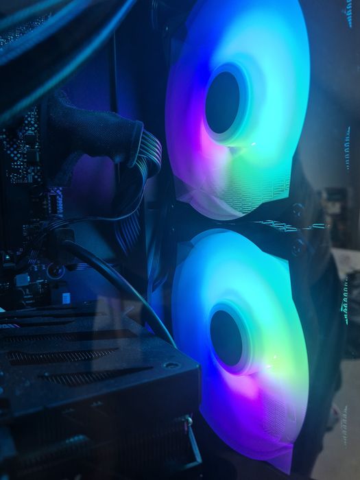 Selling PC tower438006458573148161