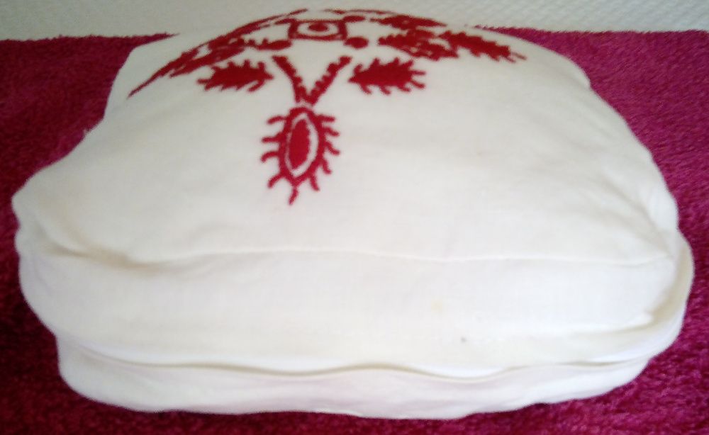 Necessaire em linho caseiro com bordado de Guimarães