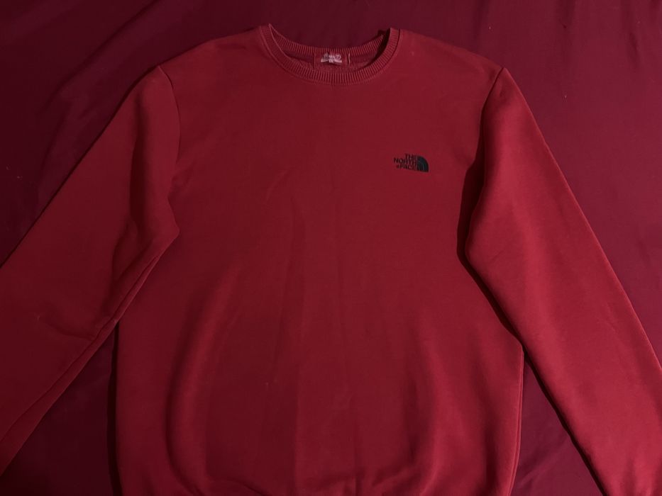 The North Face (TNF). Ця модель виконана в мінімалістичному стилі та чудово підійде для базового гардероба.