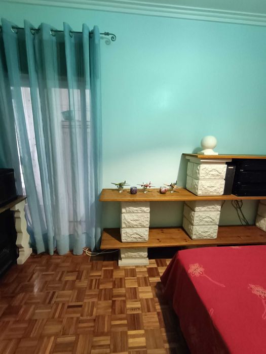 Quarto  para alugar, com despesas incluidas.