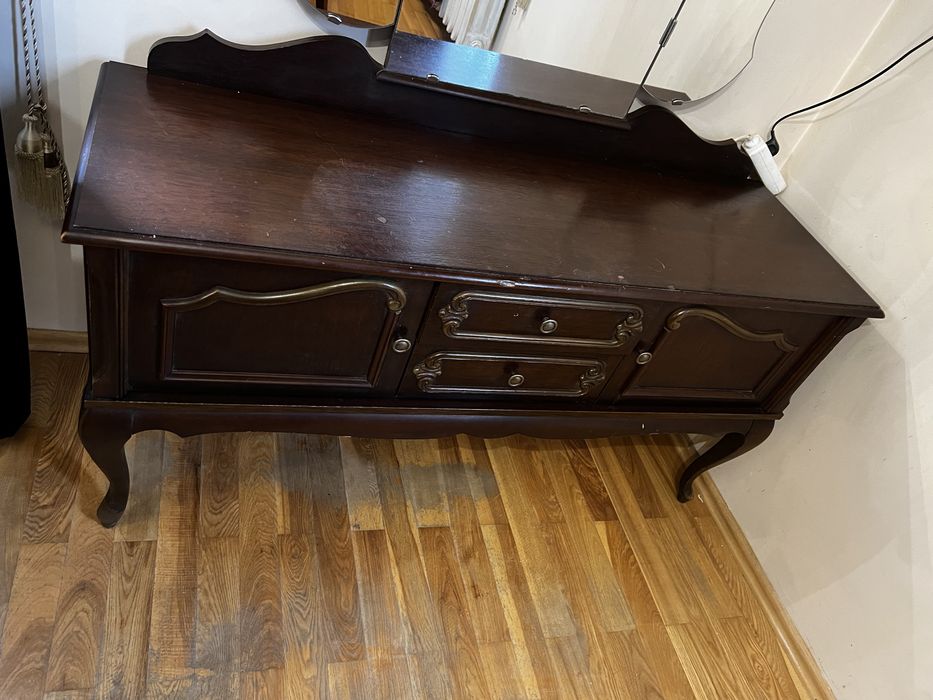 Drewniana toaletka z lustrem