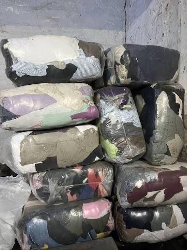 Одяг на вагу мішками та пакетом в необмеженій кількість