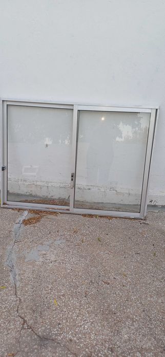 Janelas e portas de alumínio em bom estado