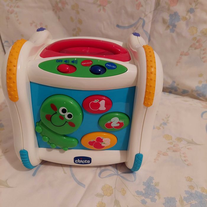 Brinquedo Chicco Bilingue e mesa de atividades Chico