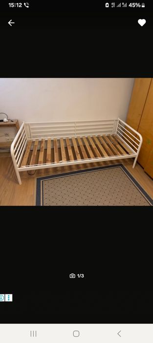 Біле металеве ліжко