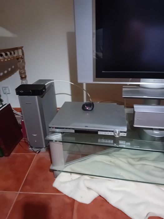 Conjunto de TV, video reprodutor, 4 colunas de som , mesa propria