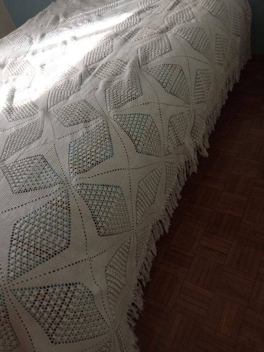 Colcha em renda como nova