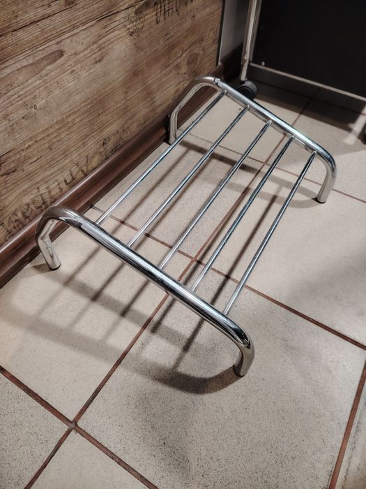 Fotel do salonu fryzjerskiego z podnóżkiem