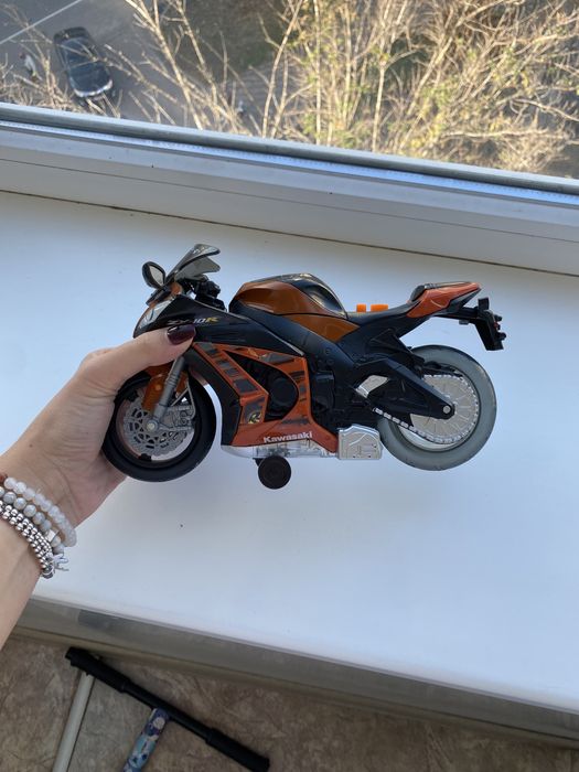 Іграшковий мотоцикл з прискоренням