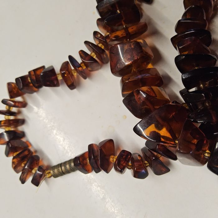 Naszyjnik z bursztynami.