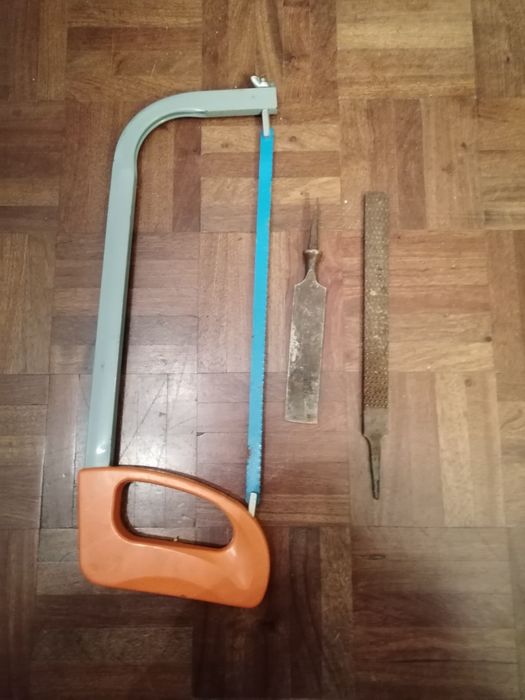 Serrote e ferramentas de carpintaria