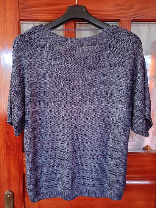 Połyskujący granatowy ażurowy sweterek