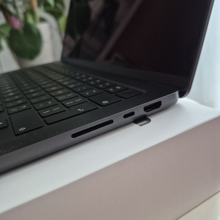 MacBook Pro 14" M5 24GB/1TB | 34 cykle | 100% bateria | Space Black | US | gwarancja Apple