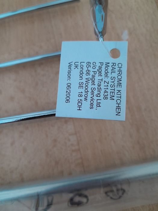 Zestaw dwóch relingów do kuchni z akcesoriami
