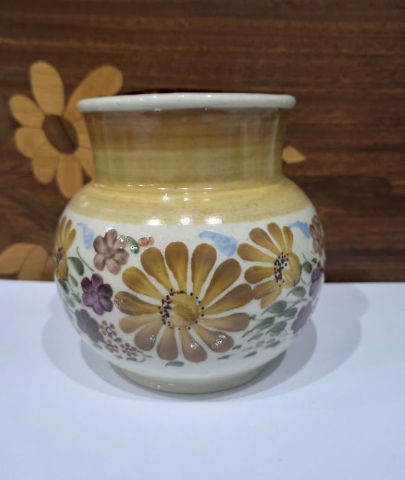 Stare ręcznie malowane ceramiczne  wazony, oznakowane na podstawie, malowana ceramika