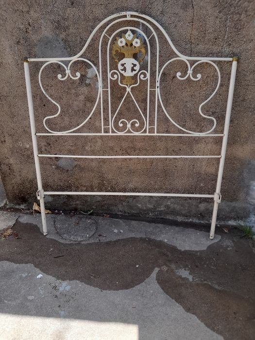 Cama de ferro a precisar de uma pintura.