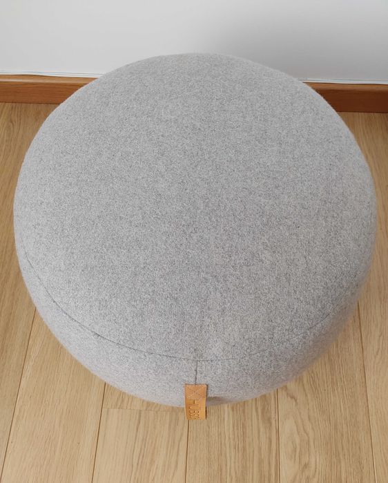 Pufe cor cinza, com pega em couro natural - Hubsch
